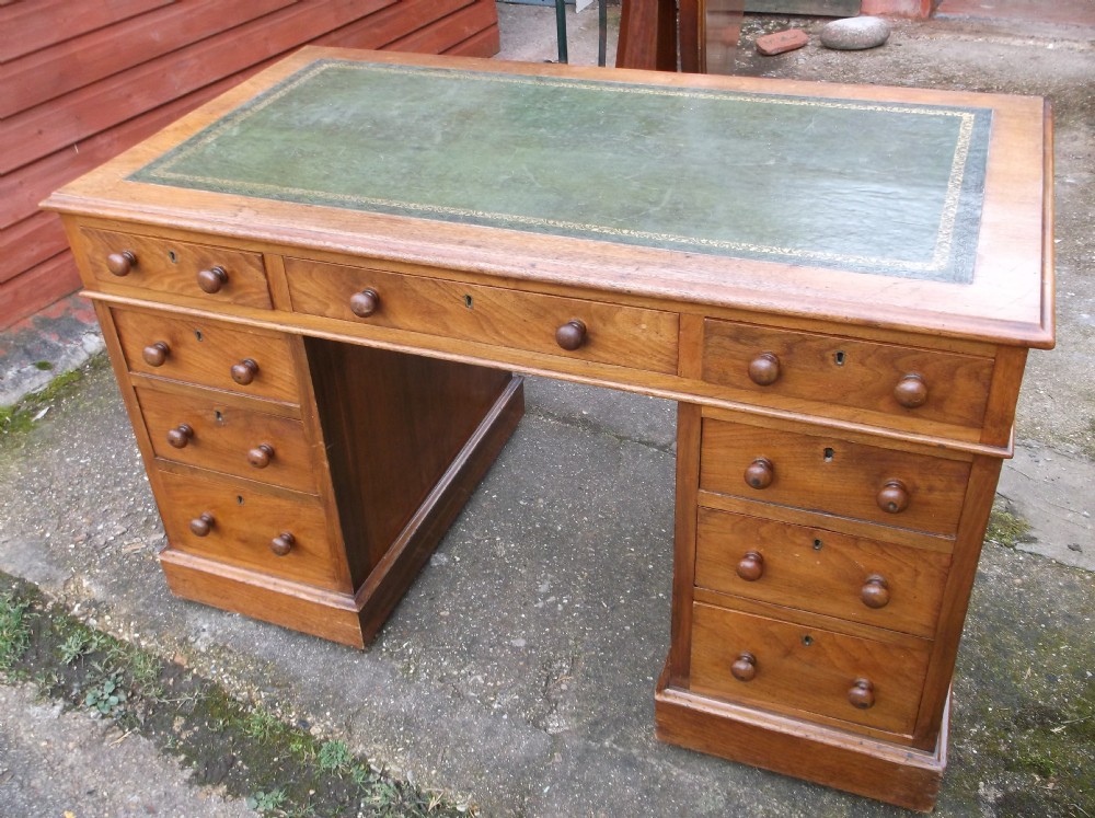 Late Victorian kneehole pedestal desk