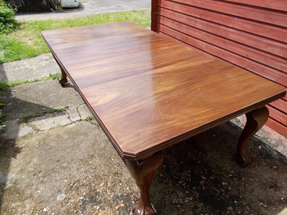 Solid mahogany 2 leaf extending dining table.