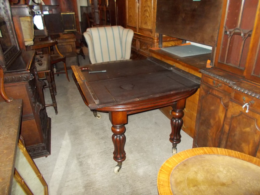 Victorian 2 leaf mahogany extending dining table