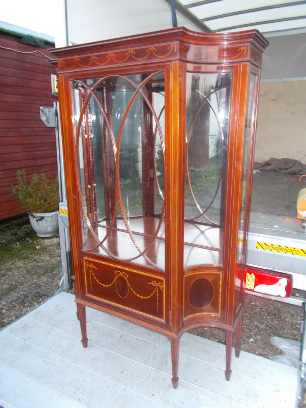 Good quality Edwardian inlaid mahogany display cabinet
