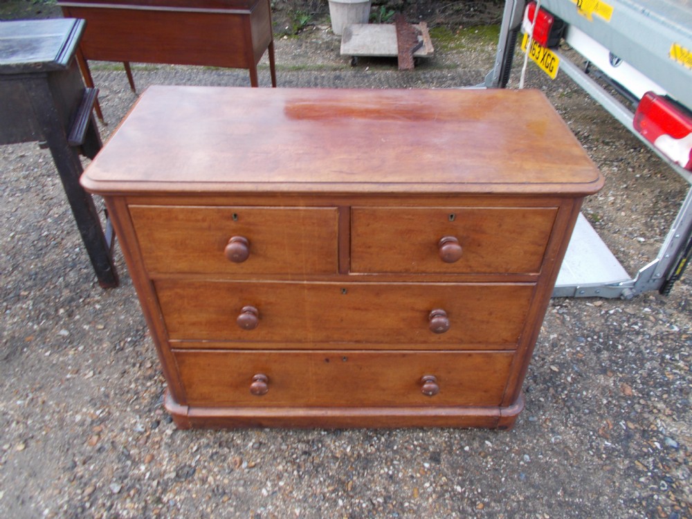Small Victorian mahogany chest of drawers