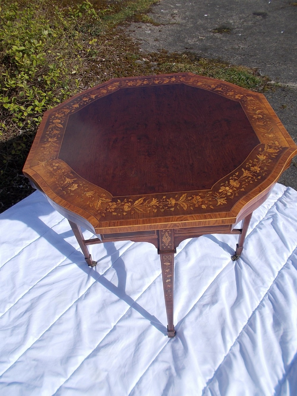 Good quality Edwardian inlaid occasional table