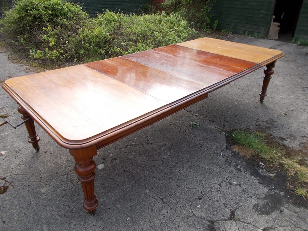 Large 19th century 3 leaf mahogany extending table
