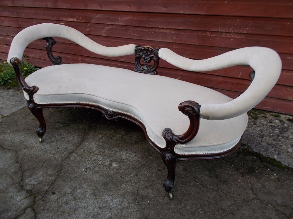 Good quality mid-19th century conversation seat