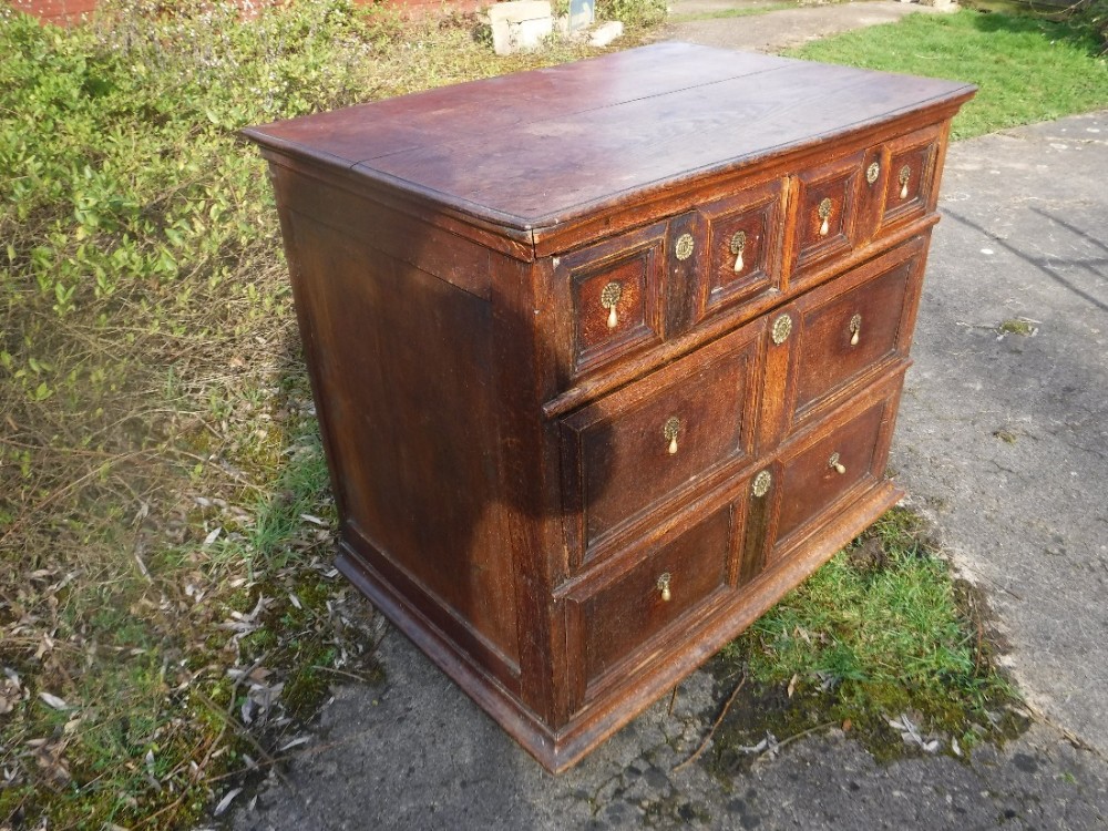 Early 18th century  oak and elm chest of drawers