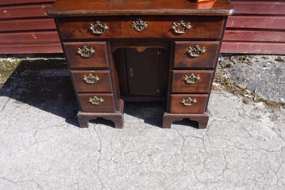 Mid-18th century kneehole writing desk