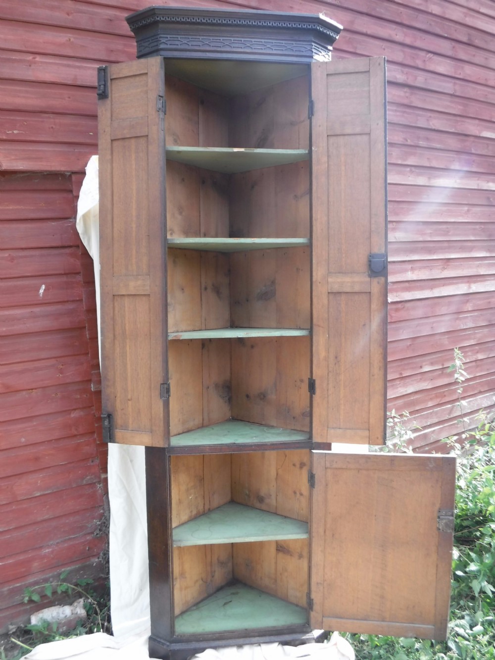 Early 19th century narrow and tall panelled oak corner cupboard. View II