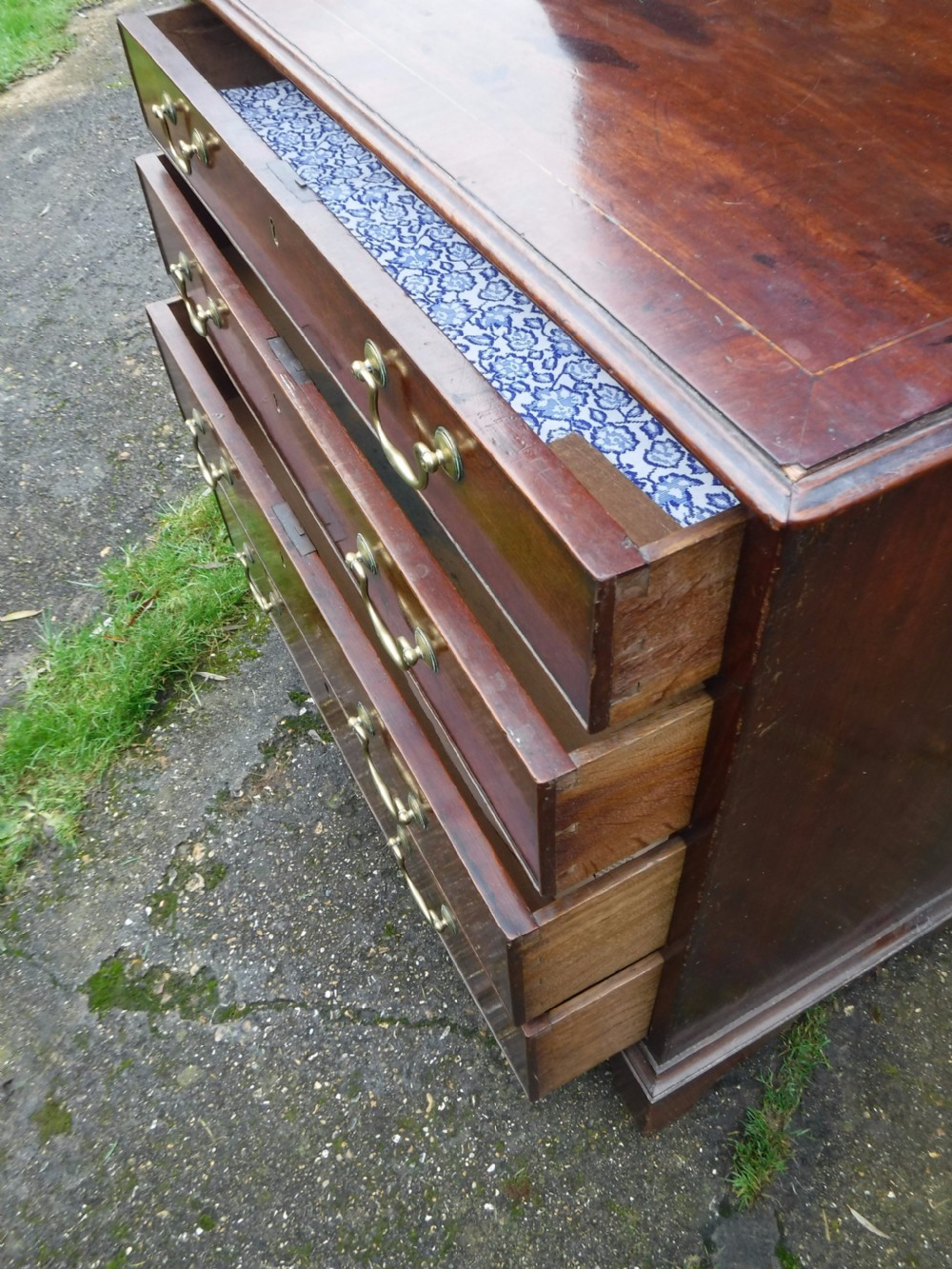 Small Late Georgian mahogany chest of 4 l drawers View II