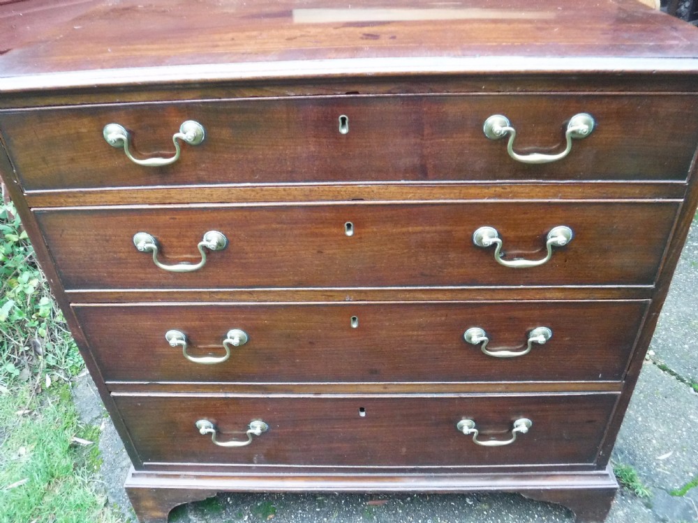 Small Late Georgian mahogany chest of 4 l drawers View V