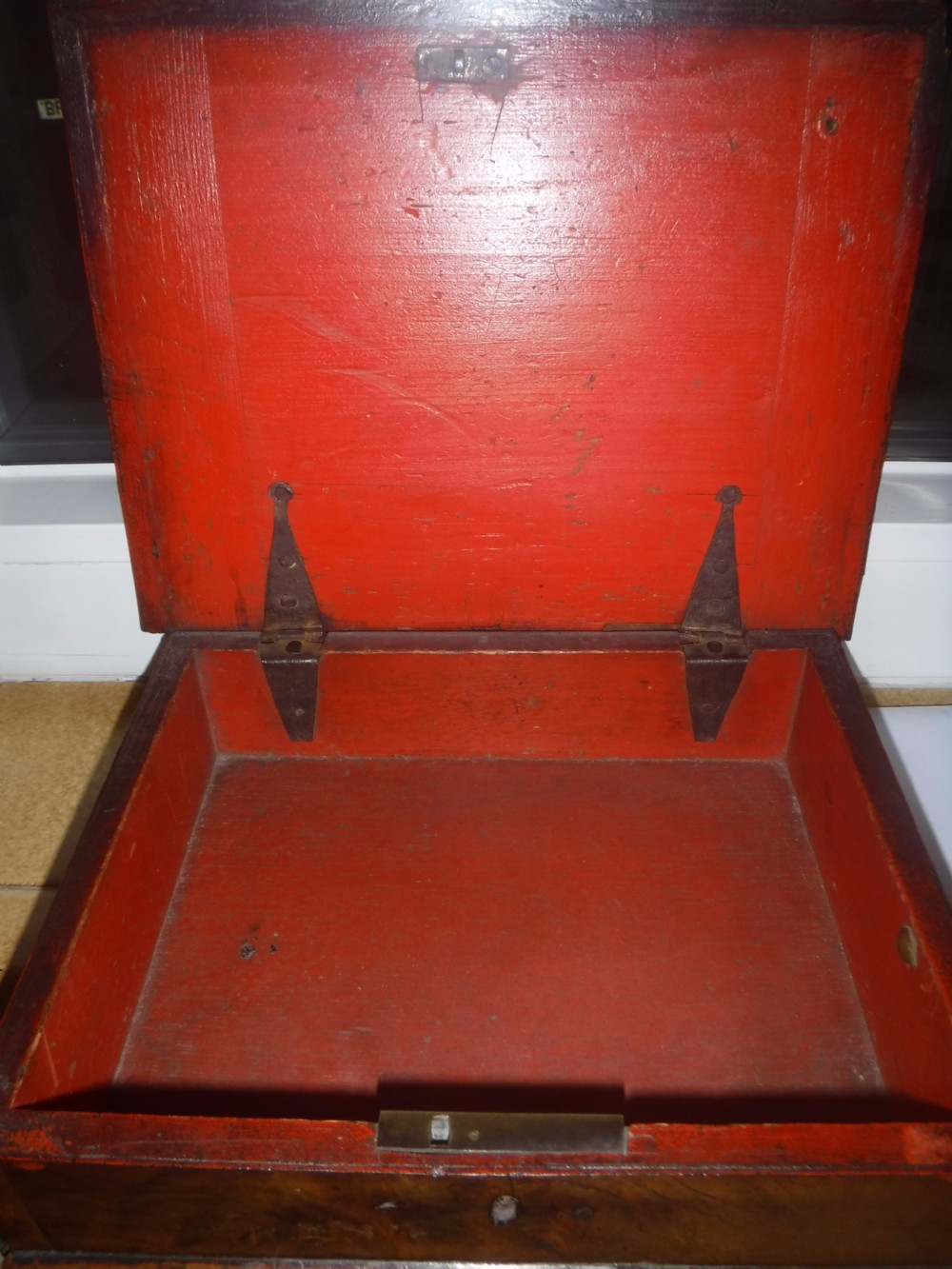 Small 18th century walnut lace box View IV