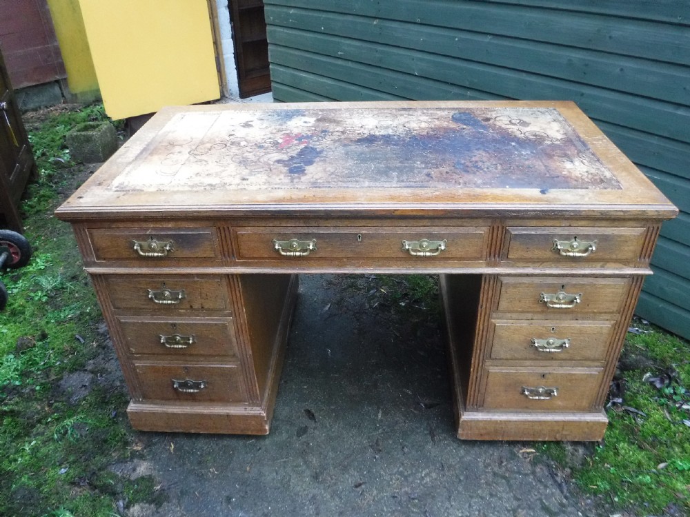 Late 19th century oak pedestal kneehole desk