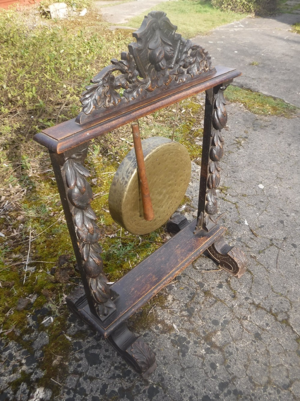 Late  Victorian carved oak dinner gong