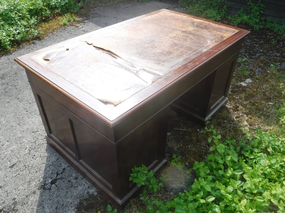 Large and just a good practical mahogany kneehole pedestal desk View IV