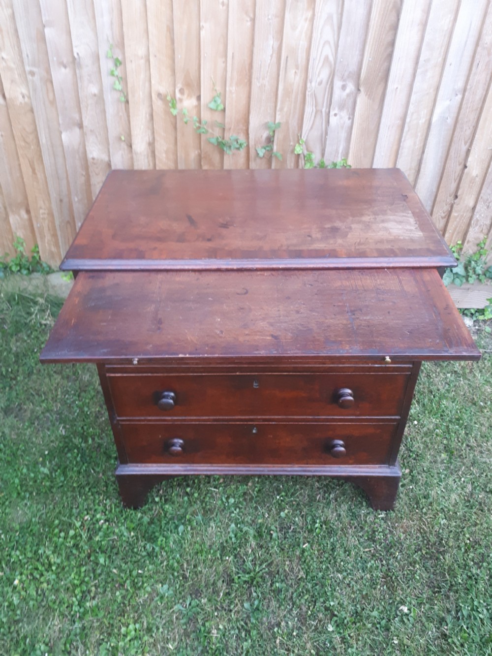 Small Georgian mahogany chest with slide