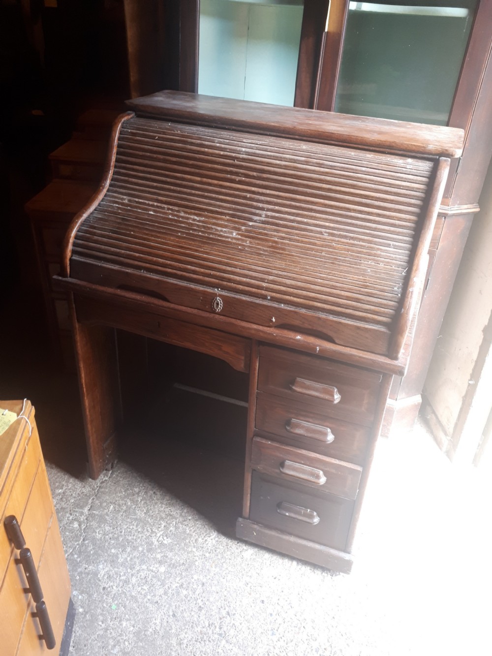 Single pedestal roll top desk