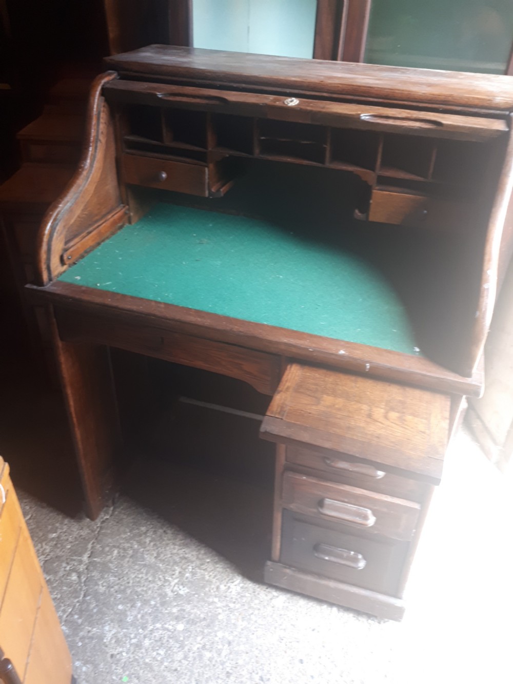 Single pedestal roll top desk View V