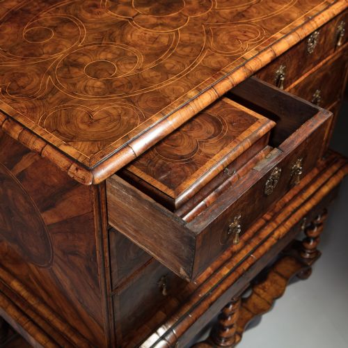 17THCENTURY WILLIAM AND MARY OLIVE OYSTER CHEST OF DRAWERS ON STAND - ADDITIONAL PHOTO 3
