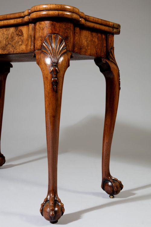 GEORGE II FIGURED WALNUT CARD TABLE ON CABRIOLE LEGS IN THE MANNER OF BENJAMIN - ADDITIONAL PHOTO 3