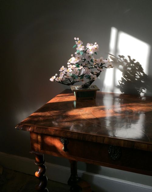 A 19TH20TH CENTURY CHINESE SCULPTURE OF A CHERRY TREE WITH CARVED GREEN AND PINK JADE - ADDITIONAL PHOTO 1
