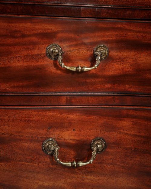 GEORGE III CHIPPENDALE PERIOD MAHOGANY SERPENTINE CHEST CIRCA 1770 ENGLAND - ADDITIONAL PHOTO 2