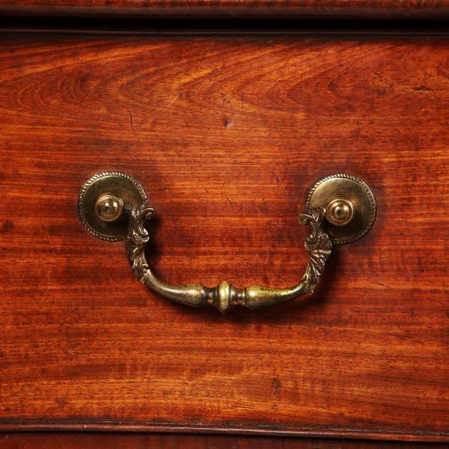 18TH CENTURY GEORGE III MAHOGANY SERPENTINE CHEST OR COMMODE IN THE MANNER OF HENRY HILL - ADDITIONAL PHOTO 5