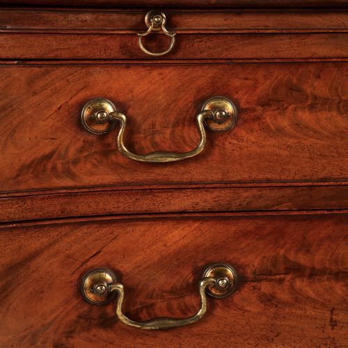 GEORGE III MAHOGANY SERPENTINE CHEST OF DRAWERS - ADDITIONAL PHOTO 4
