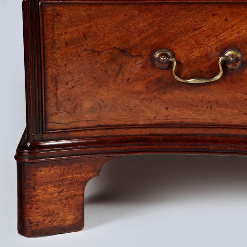 GEORGE III MAHOGANY SERPENTINE CHEST OF DRAWERS - ADDITIONAL PHOTO 5