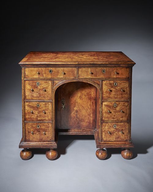 queen anne 17021714 burr and highly figured walnut kneehole desk - CATEGORY: ANTIQUE DESKS - DATED 18TH CENTURY