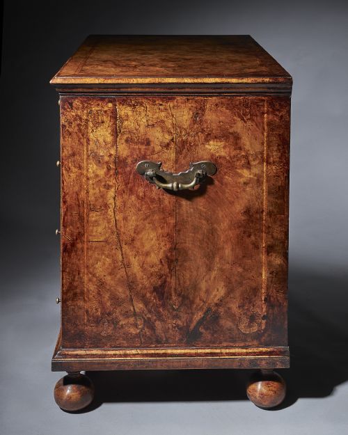 QUEEN ANNE 17021714 BURR AND HIGHLY FIGURED WALNUT KNEEHOLE DESK - ADDITIONAL PHOTO 2