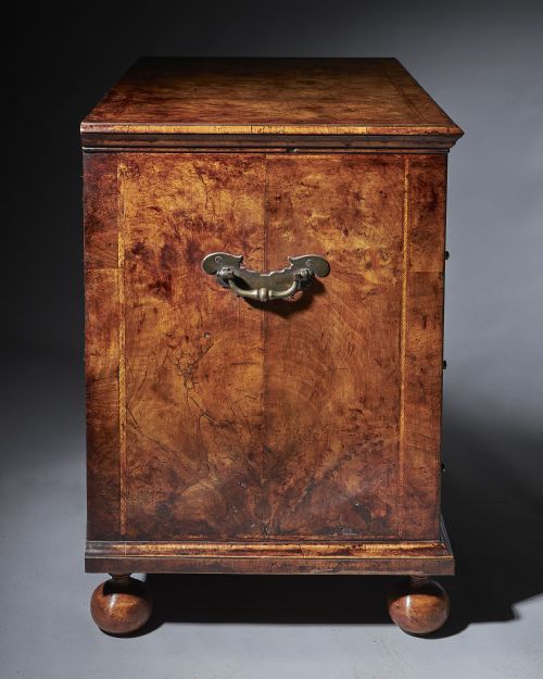 QUEEN ANNE 17021714 BURR AND HIGHLY FIGURED WALNUT KNEEHOLE DESK - ADDITIONAL PHOTO 3