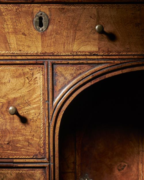 QUEEN ANNE 17021714 BURR AND HIGHLY FIGURED WALNUT KNEEHOLE DESK - ADDITIONAL PHOTO 5