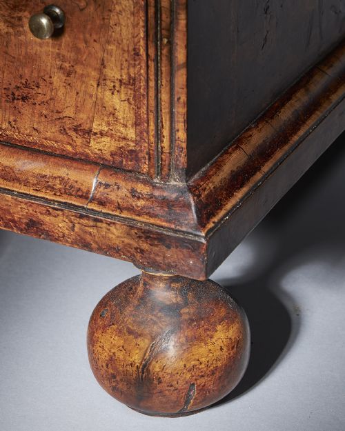 QUEEN ANNE 17021714 BURR AND HIGHLY FIGURED WALNUT KNEEHOLE DESK - ADDITIONAL PHOTO 6