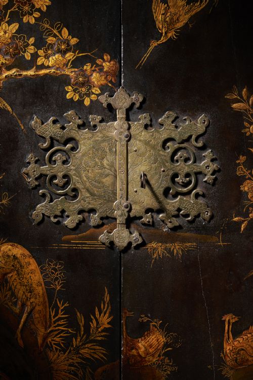 CHARLES II JAPANNED CABINET RAISED ON A CONTEMPORARY STAND - ADDITIONAL PHOTO 11