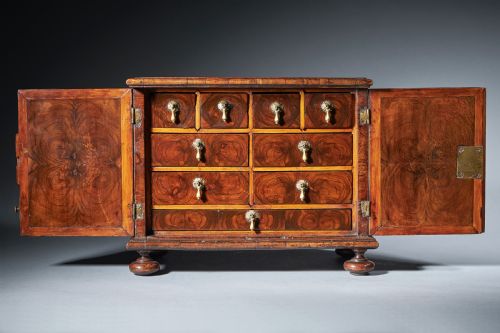 A RARE AND IMPORTANT LATE 17TH CENTURY MINIATURE TABLE CABINET BEAUTIFULLY VENEERED IN OYSTERS OF OLIVE AND BANDED IN HOLLY - ADDITIONAL PHOTO 2