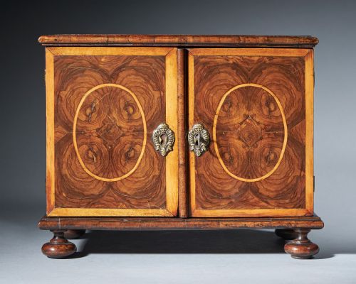A RARE AND IMPORTANT LATE 17TH CENTURY MINIATURE TABLE CABINET BEAUTIFULLY VENEERED IN OYSTERS OF OLIVE AND BANDED IN HOLLY - ADDITIONAL PHOTO 3