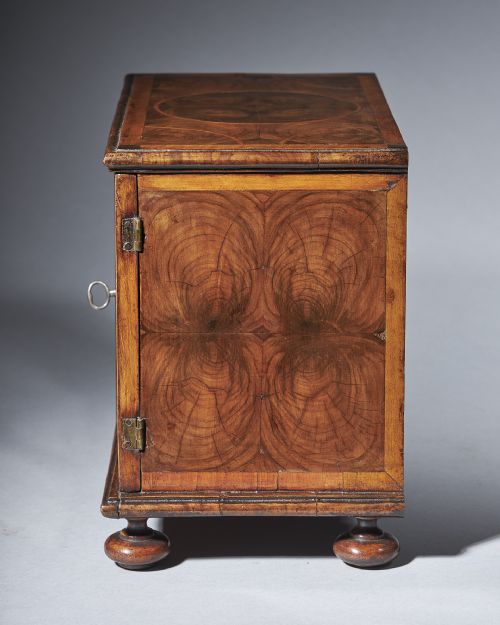 A RARE AND IMPORTANT LATE 17TH CENTURY MINIATURE TABLE CABINET BEAUTIFULLY VENEERED IN OYSTERS OF OLIVE AND BANDED IN HOLLY - ADDITIONAL PHOTO 4
