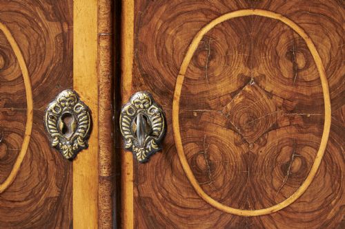 A RARE AND IMPORTANT LATE 17TH CENTURY MINIATURE TABLE CABINET BEAUTIFULLY VENEERED IN OYSTERS OF OLIVE AND BANDED IN HOLLY - ADDITIONAL PHOTO 6