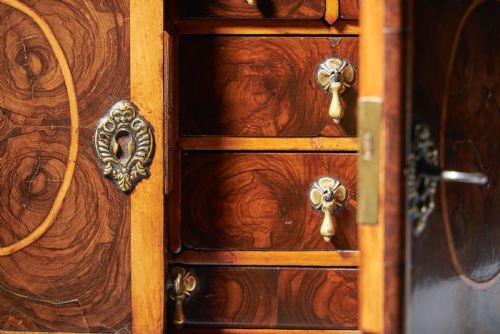 A RARE AND IMPORTANT LATE 17TH CENTURY MINIATURE TABLE CABINET BEAUTIFULLY VENEERED IN OYSTERS OF OLIVE AND BANDED IN HOLLY - ADDITIONAL PHOTO 7