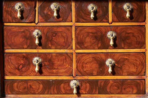 A RARE AND IMPORTANT LATE 17TH CENTURY MINIATURE TABLE CABINET BEAUTIFULLY VENEERED IN OYSTERS OF OLIVE AND BANDED IN HOLLY - ADDITIONAL PHOTO 8