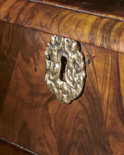 A SUPERB 17TH CENTURY OLIVE OYSTER LACE BOX FROM THE REIGN OF KING CHARLES II CIRCA 167585 - ADDITIONAL PHOTO 5