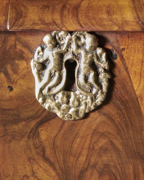 A SUPERB 17TH CENTURY OLIVE OYSTER LACE BOX FROM THE REIGN OF KING CHARLES II CIRCA 167585 - ADDITIONAL PHOTO 6