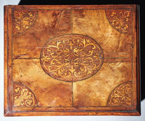 A FINE AND RARE 17TH CENTURY FIGURED WALNUT AND SEAWEED MARQUETRY LACE BOX - ADDITIONAL PHOTO 1