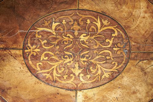 A FINE AND RARE 17TH CENTURY FIGURED WALNUT AND SEAWEED MARQUETRY LACE BOX - ADDITIONAL PHOTO 3