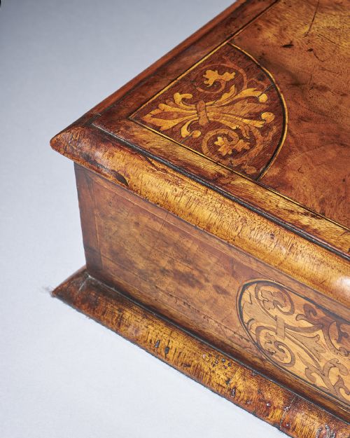 A FINE AND RARE 17TH CENTURY FIGURED WALNUT AND SEAWEED MARQUETRY LACE BOX - ADDITIONAL PHOTO 5