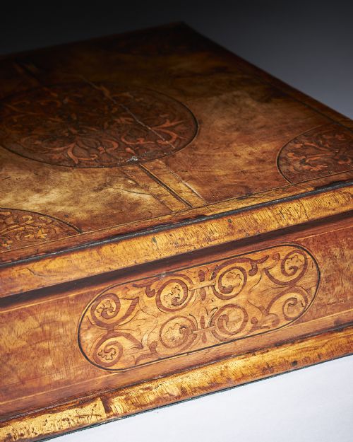 A FINE AND RARE 17TH CENTURY FIGURED WALNUT AND SEAWEED MARQUETRY LACE BOX - ADDITIONAL PHOTO 8