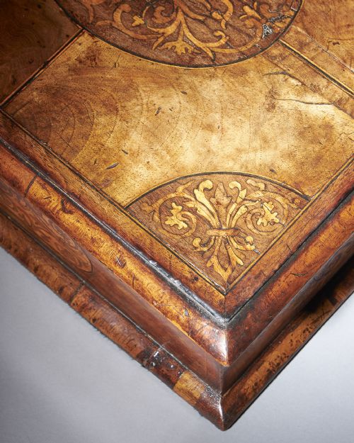 A FINE AND RARE 17TH CENTURY FIGURED WALNUT AND SEAWEED MARQUETRY LACE BOX - ADDITIONAL PHOTO 10