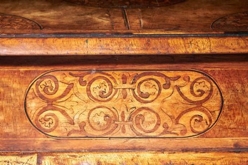 A FINE AND RARE 17TH CENTURY FIGURED WALNUT AND SEAWEED MARQUETRY LACE BOX - ADDITIONAL PHOTO 11