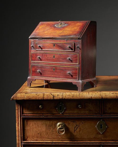 18TH CENTURY GEORGE II MAHOGANY MINIATURE BUREAU - ADDITIONAL PHOTO 3