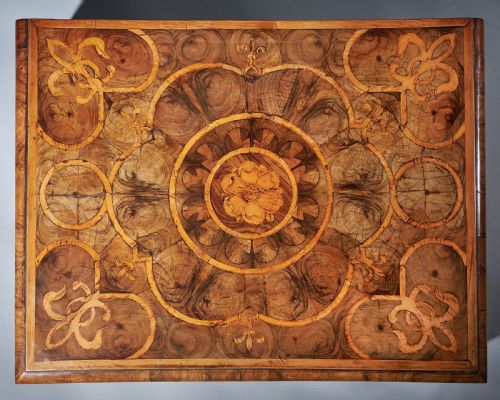 AN EXCEPTIONAL BLOND OLIVE OYSTER LACEBOX OF LARGE SCALE FROM THE REIGN OF CHARLES II CIRCA 16751685 - ADDITIONAL PHOTO 1