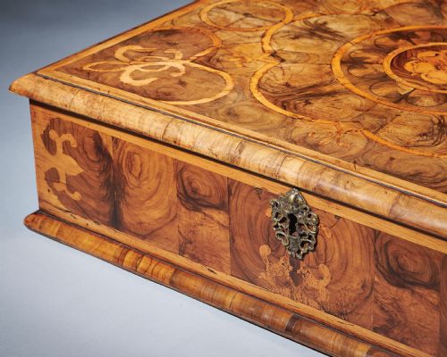 AN EXCEPTIONAL BLOND OLIVE OYSTER LACEBOX OF LARGE SCALE FROM THE REIGN OF CHARLES II CIRCA 16751685 - ADDITIONAL PHOTO 2